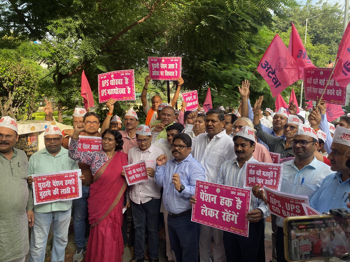 तरुणमित्र ( हिंदी दैनिक ) (@tarunmitragroup) on Twitter photo NMOPS ने लखनऊ में भरी हुंकार
निजीकरण, मर्जर की समाप्ति और पुरानी पेंशन बहाली के लिए लखनऊ में हुआ रोष मार्च का आयोजन
राष्ट्रीय अध्यक्ष <a href="/vijaykbandhu/">Vijay Kumar Bandhu</a> के नेतृत्व में एकत्रित हुए सरकारी कर्मचारी
सरकारी नीतियों के खिलाफ जमकर हुई नारेबाजी
#oldpensionscheme #schoolmerger NMOPS ने लखनऊ में भरी हुंकार
निजीकरण, मर्जर की समाप्ति और पुरानी पेंशन बहाली के लिए लखनऊ में हुआ रोष मार्च का आयोजन
राष्ट्रीय अध्यक्ष <a href="/vijaykbandhu/">Vijay Kumar Bandhu</a> के नेतृत्व में एकत्रित हुए सरकारी कर्मचारी
सरकारी नीतियों के खिलाफ जमकर हुई नारेबाजी
#oldpensionscheme #schoolmerger