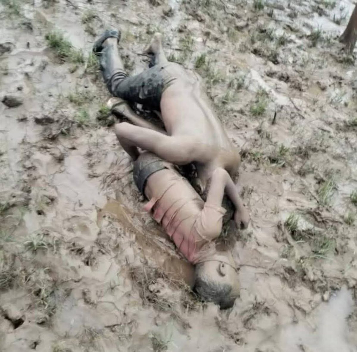 यह तस्वीर एक पिता के अमर प्रेम की गवाही है — जो मरने के बाद भी अपने बेटे से लिपटा रहा।
मध्यप्रदेश की पार्वती नदी की बाढ़ ने आमलदा गांव के शिवम यादव और उनके बेटे राजू की लाशें खेत में एक-दूसरे से लिपटी हुई मीली — इंसानी रिश्तों की सबसे मार्मिक तस्वीर।

🙏🏻🙏🏻 शत शत नमन🙏🏻🙏🏻