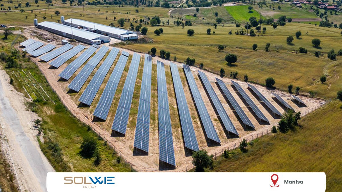 Manisa’daki bu güneş enerjisi santralimizle temiz, yenilenebilir ve sürdürülebilir enerji üretiyoruz. Türkiye’nin enerji bağımsızlığına katkı sağlamak için attığımız her adım, gelecek nesillere daha yaşanabilir bir dünya bırakma hedefimizin bir parçası.