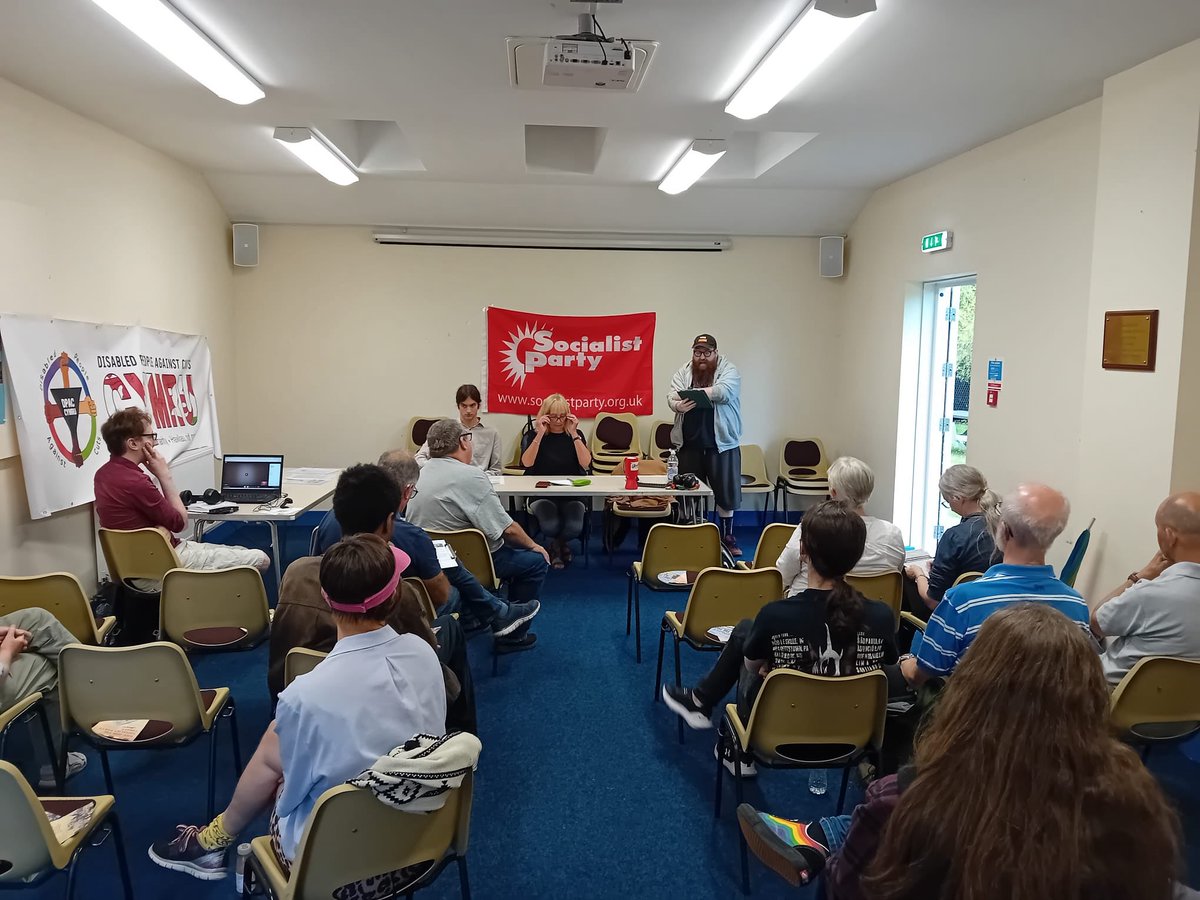 A full house, and fantastic public meeting last night where as branch secretary I lead the discussion on the fight for a New Workers Party and young worker Rhys building support for the planned youth led protests against Trump's state visit.
Swansea and West Wales.