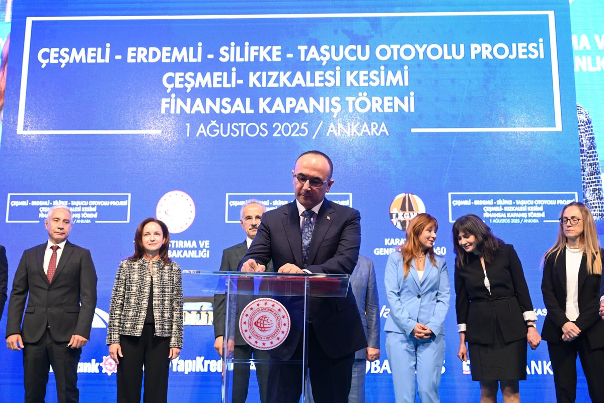 a_uraloglu's tweet photo. Turizmin yükselen yıldızı Mersin’in trafiğini rahatlatacak Çeşmeli-Erdemli-Silifke-Taşucu Otoyolu Projesi Çeşmeli-Kızkalesi Kesimi’nin finansal kapanış törenini gerçekleştirdik.

Şehrimizi; Mersin-Adana-Gaziantep Otoyolu’na bağlayarak kesintisiz, yüksek standartlı ve daha güvenli bir ulaşım sağlayacağız.

🛣️ 41 km 3 gidiş 3 geliş 6 şeritli ana gövde,
🛣️ 11 km 2 gidiş 2 geliş 4 şeritli bağlantı yolu ile 
🛣️ Toplam 52 km uzunluğundaki Mersin’in trafik çilesini tarihe gömecek projemiz ile;

⤵️ 2,5 saate varan seyahat süresini 18 dk’ya indireceğiz. 
⏰ Zamandan 1,9 milyar TL,
⛽️ Akaryakıttan 300 milyon TL tasarruf sağlayacağız.  
♻️ Karbon emisyonunu da 17 bin ton azaltacağız.  

Projemiz; turizm, ticaret ve kültür şehri Mersin’imize ve tüm ülkemize hayırlı olsun.

#TürkiyeHızlanıyor 🇹🇷
