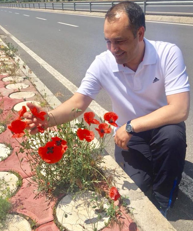 Bugün resmi doğum günüm (birçok yurttaşta olduğu gibi resmi olanla gerçek olan farklı). Yaş almak, bana tanınan sürenin sonuna biraz daha yaklaştığımı bilmek garip bir duygu. Kutlamadan ziyade muhasebe ama umutla gülme zamanı.
Elbette gülmek devrimci bir eylem.