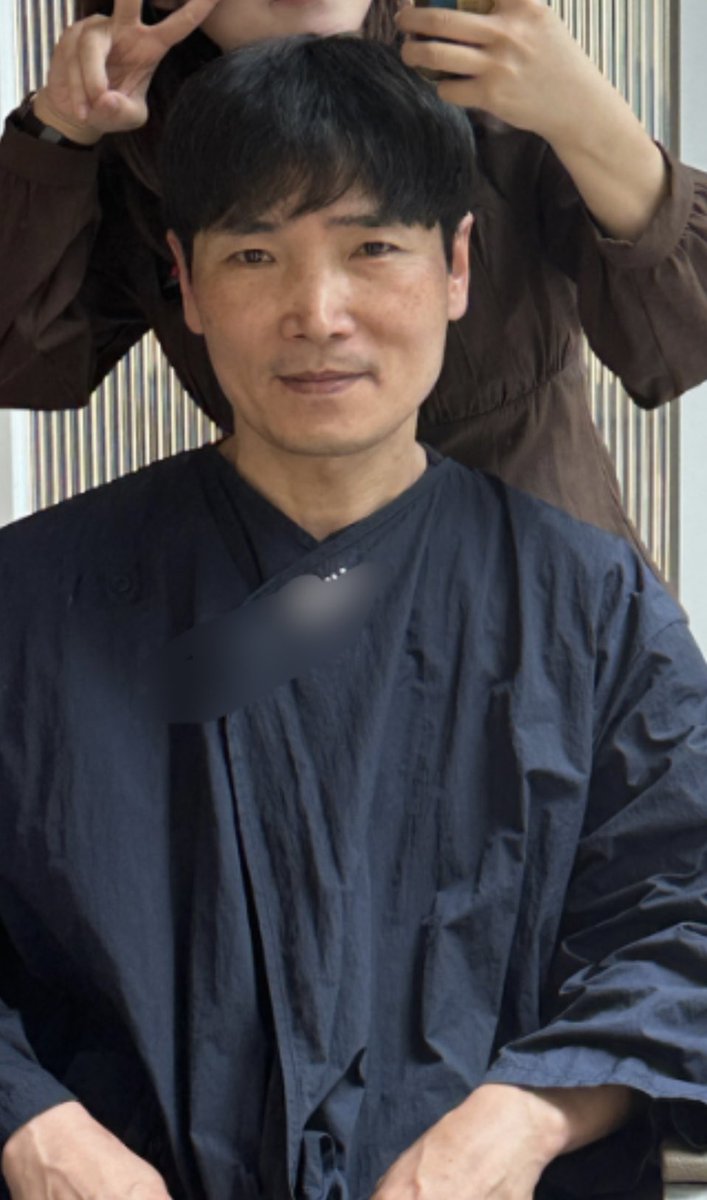 나와 마주하고 내 사진을 남길 때는 유일하게 이 미용실에서의 시간이다. 
왜 내 사진을 찍는지는 굳이 묻지 않는다