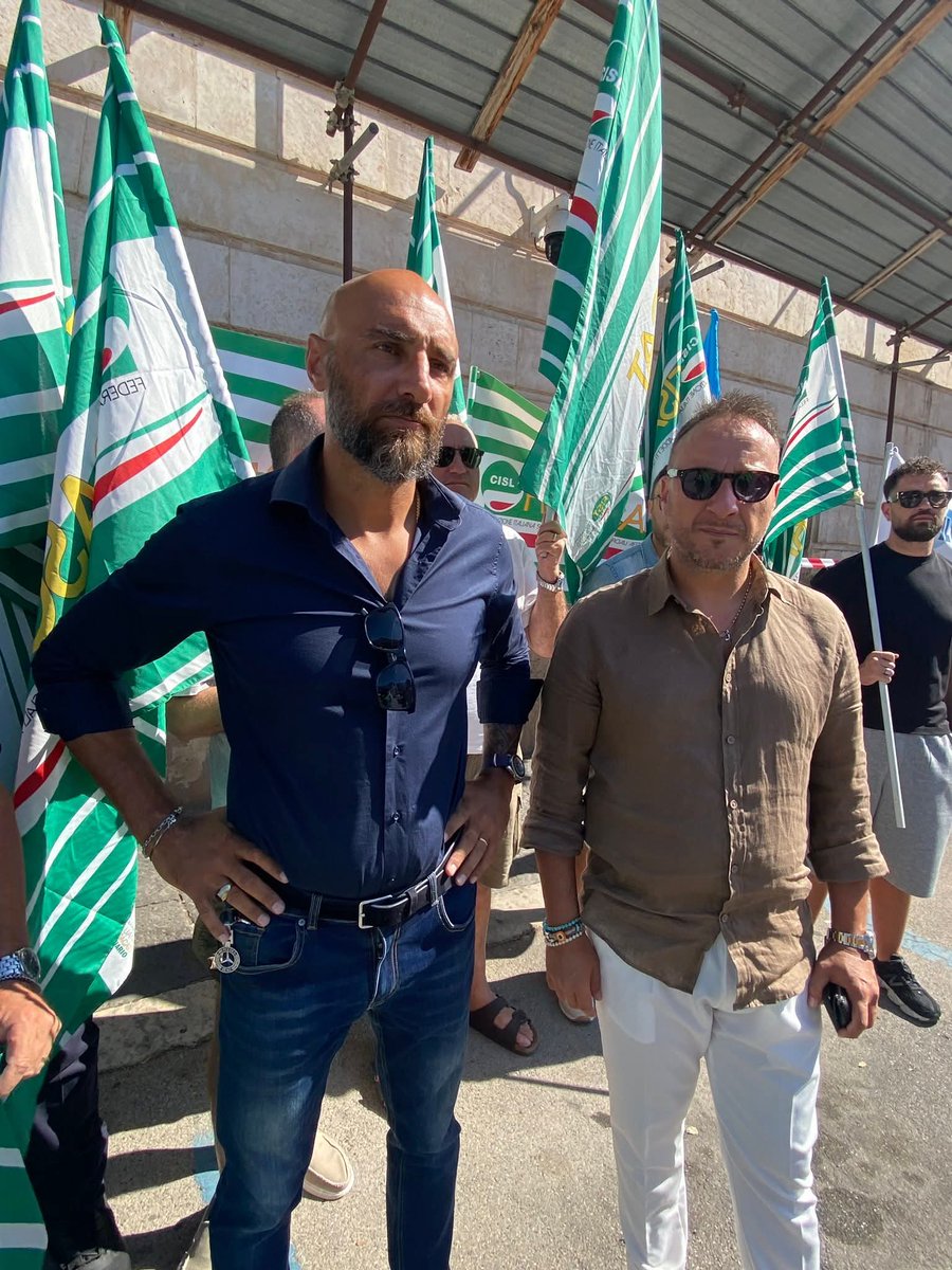 BariFisascat's tweet photo. Siamo in Piazza Prefettura a Bari, con i segretari @OnofrioRubino e @tommasovalerio1 per lo  sciopero regionale e sit-in di protesta della Vigilanza Privata. Con noi la segreteria della @cisl_bari https://t.co/qej5uGjP6I