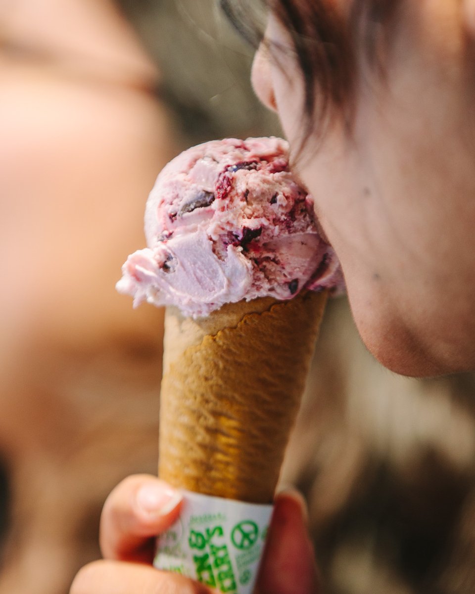 BenAndJerrysEs's tweet photo. ¿Tienes antojito de helado? 🤤

Desliza, TE ESPERAMOS EN HELADERÍAS.

Encuentra la tuya en el link de la Bio. https://t.co/bXDKZ4X6vB