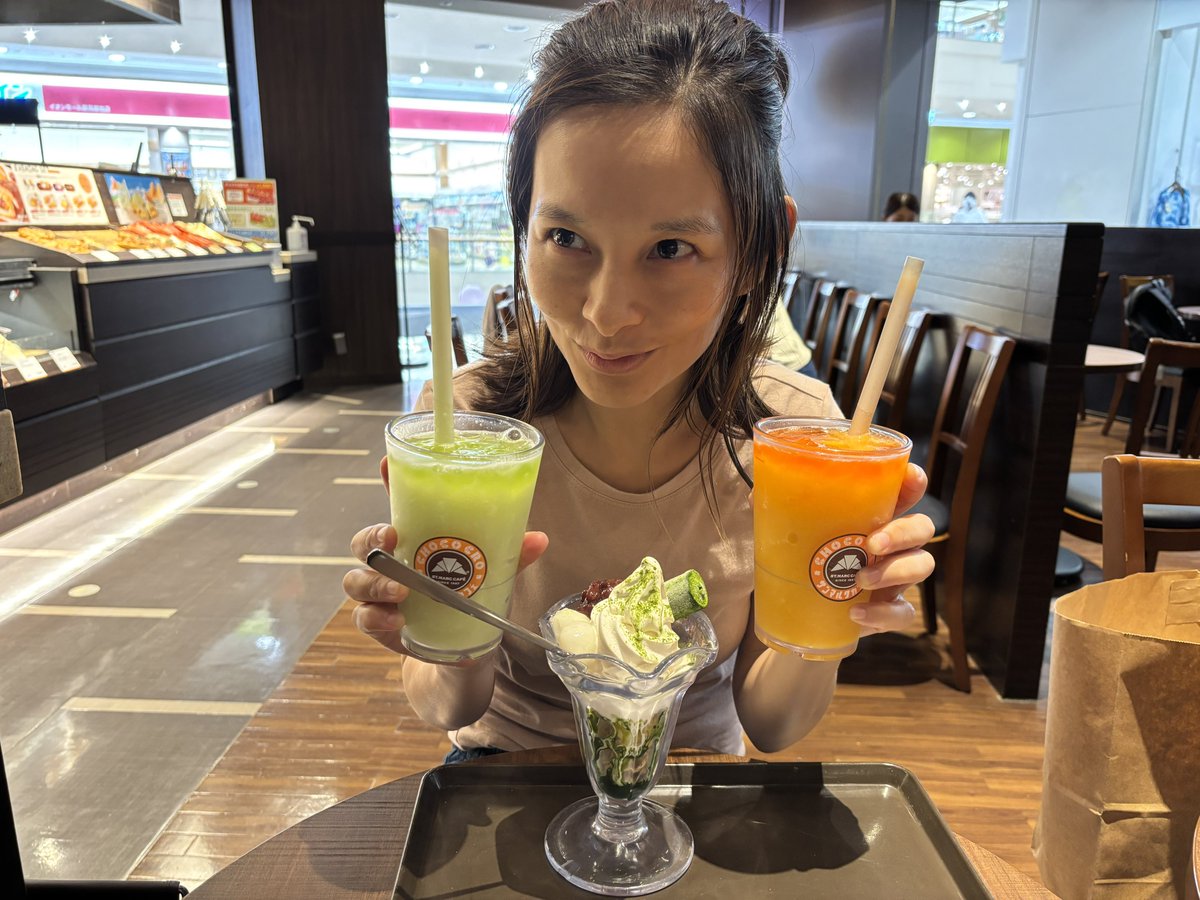 クソ暑い日はスムージーとパフェが美味い