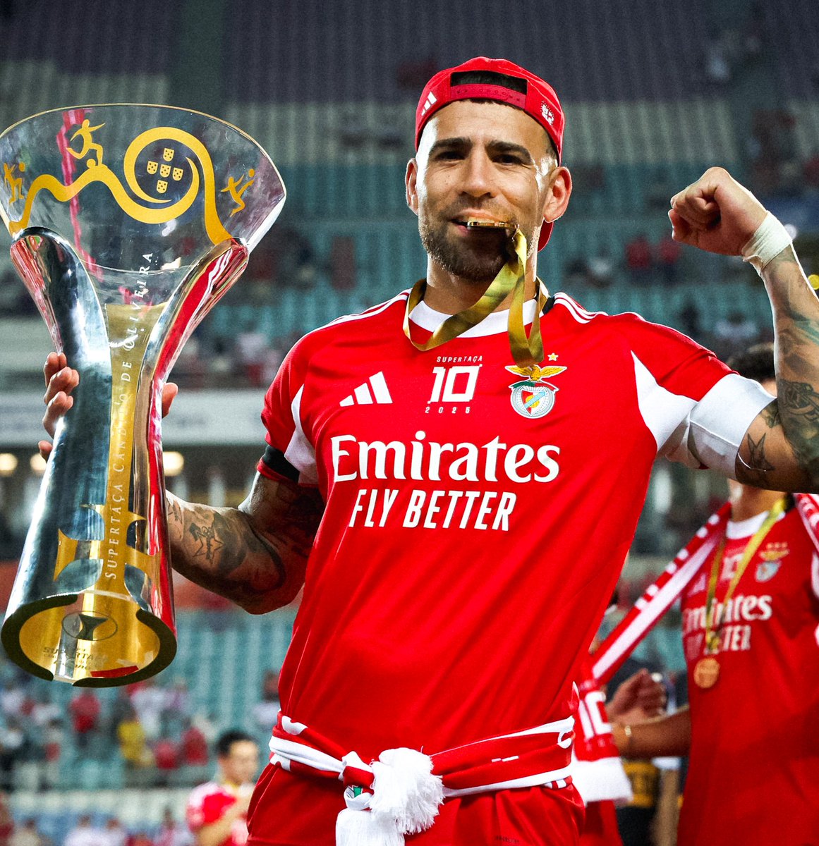 Nicolás Otamendi conquistou o seu 4° título ao serviço do Benfica 🦅🔴⚪️

1 Campeonato 🏆
1 Taça da Liga 🏆
2 Supertaças 🏆🏆

O capitão está pronto para mais uma época 🫡