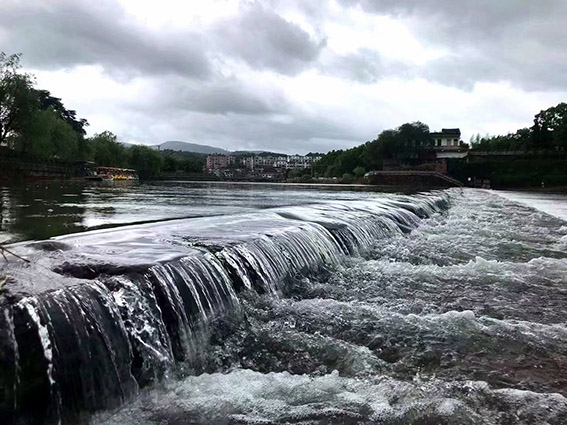 HAISHULOU's tweet image. Tushan Weir in Haishu: a spectacular sight of cascading waters! The roaring flow descends step by step, creating a mesmerizing scene. Surrounded by lush greenery, it's nature's power at its best. 🌊🌳 #TushanWeir #NaturePower #ScenicBeauty