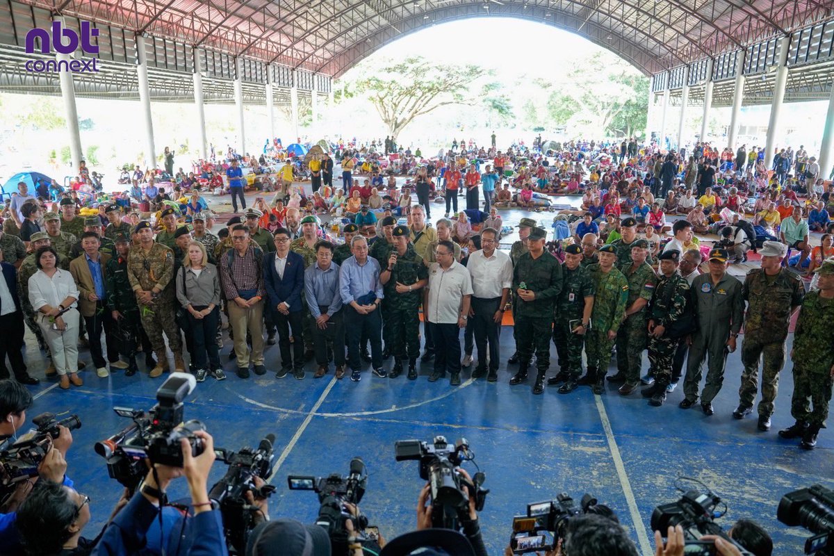 nnthotnews's tweet photo. เปิดภาพ คณะทูต ทูตทหาร และสื่อมวลชนต่างประเทศและในประเทศ ลงพื้นที่เยี่ยมประชาชน ณ ศูนย์พักพิงชั่วคราว วิทยาลัยเทคนิคกันทรลักษ์ ต.จานใหญ่ อ.กันทรลักษ์ จ.ศรีสะเกษ 

#nbtconnext #TruthFromThailand #ชายแดนไทยกัมพูชา #รวมใจไทยเป็นหนึ่ง https://t.co/VfdsHKItaO