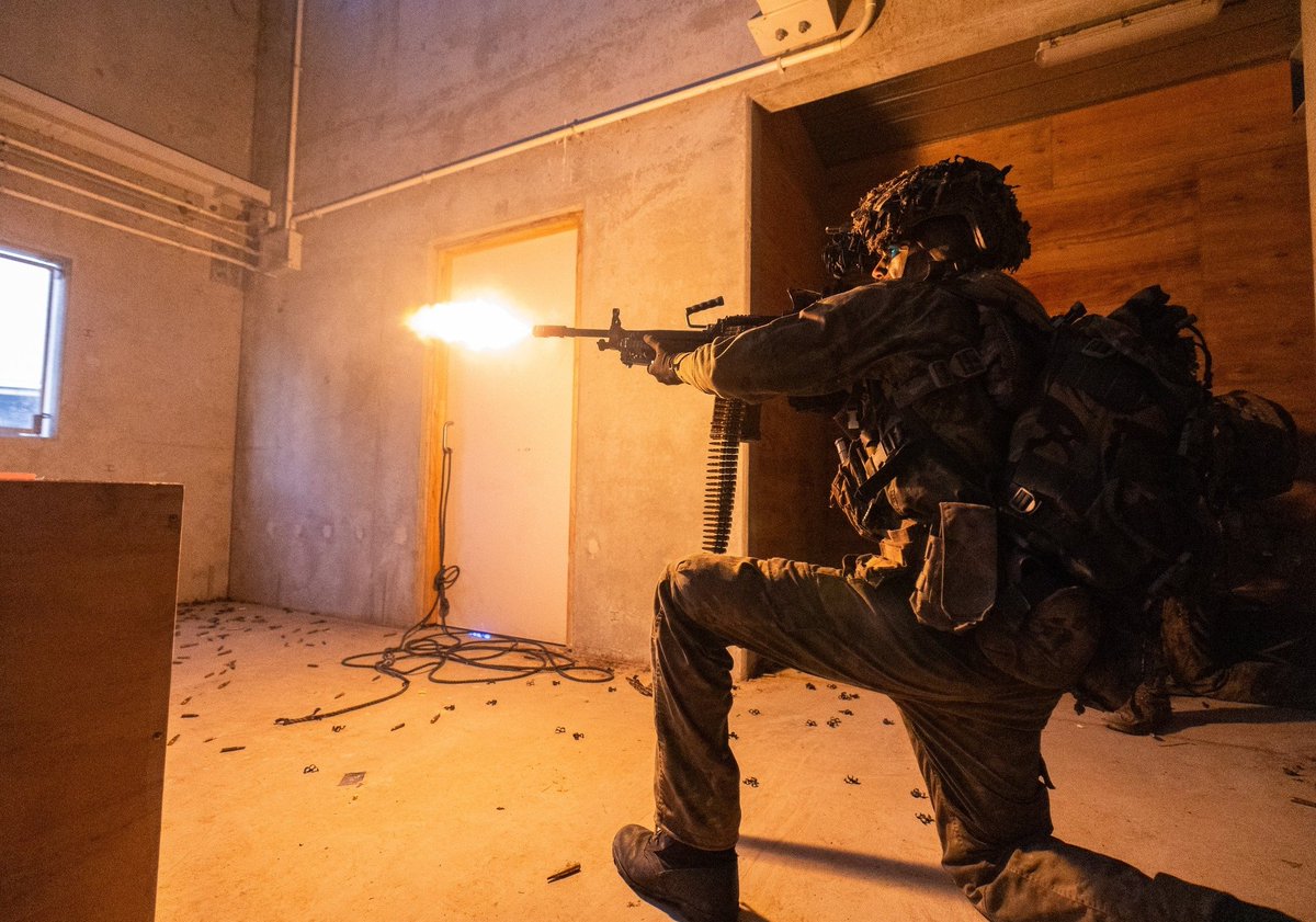 COMD7BDE's tweet photo. 🇦🇺 7th Brigade's multi-national battlegroups fighting through the urban training area on Exercise Talisman Sabre with soldiers from 🇳🇿 @NZDefenceForce &amp; 🇫🇯 @RFMF_Defence https://t.co/gNSWjKOiue