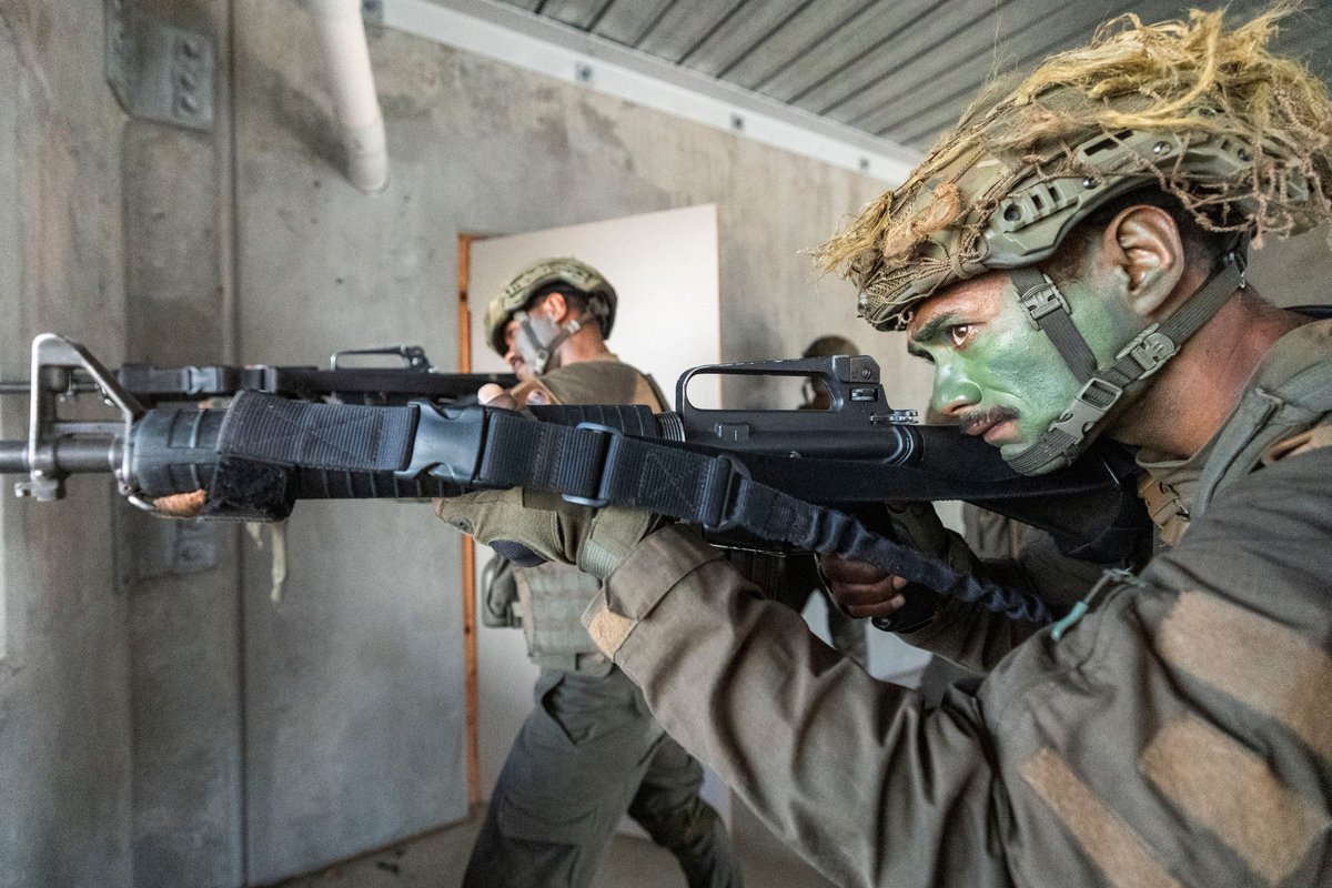 COMD7BDE's tweet photo. 🇦🇺 7th Brigade's multi-national battlegroups fighting through the urban training area on Exercise Talisman Sabre with soldiers from 🇳🇿 @NZDefenceForce &amp; 🇫🇯 @RFMF_Defence https://t.co/gNSWjKOiue
