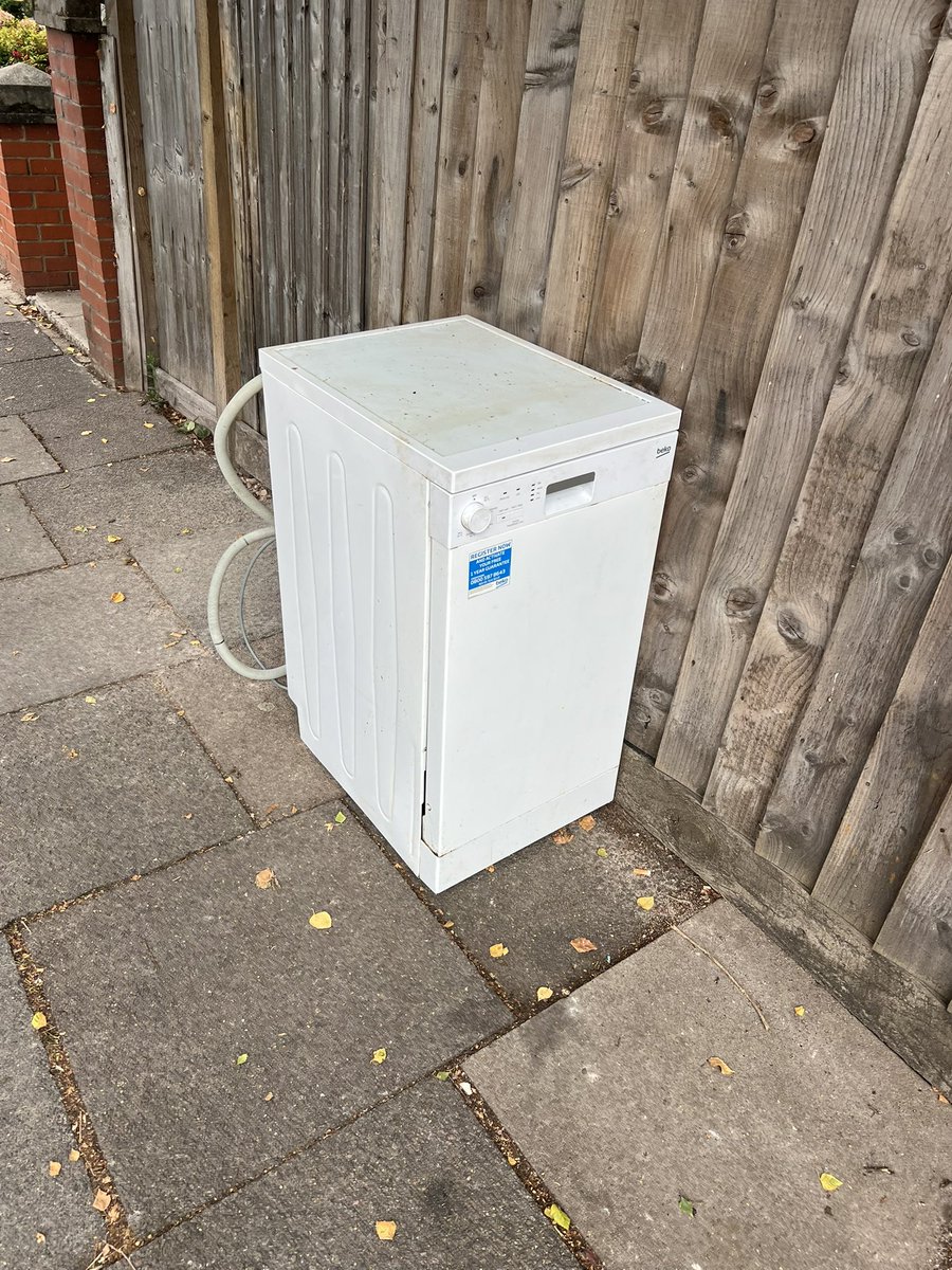 Fly tip at 287 Gladstone N22 <a href="/VeoliaUK/">Veolia | UK</a> <a href="/Veolia/">Veolia</a>