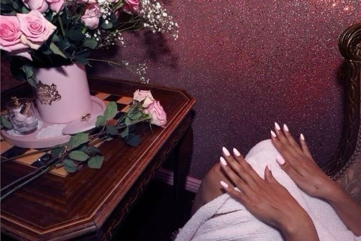My favourite things: fresh nails and fresh flowers