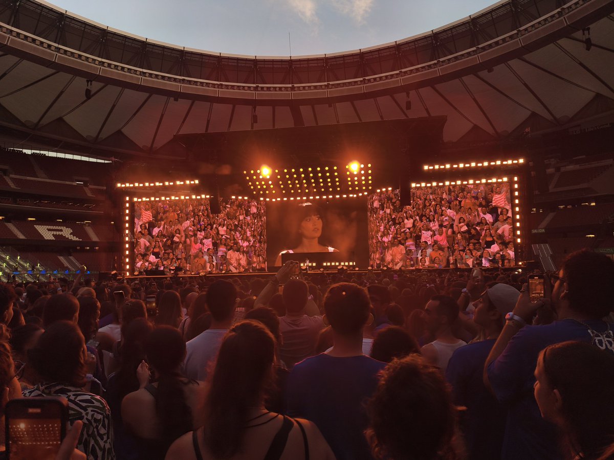 Menudo espectáculo se marcó anoche <a href="/Aitanax/">AITANA</a> en el Metropolitano. Tenemos una superestrella que no necesita ser una chica perfecta #MetamorfosisSeasonMad