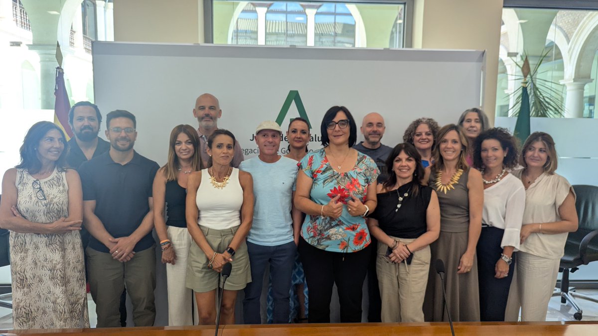 La delegada de <a href="/EducaAnd/">Consejería Desarrollo Educativo y FP</a>, <a href="/MariaJoseBaza/">Maria Jose Martin</a>, despide al personal de baremación y agradece su compromiso y profesionalidad, claves para garantizar transparencia y equidad en nuestros sistemas. ¡Gracias por contribuir al futuro educativo de Andalucía! 👏📚 #EducaciónAndalucía