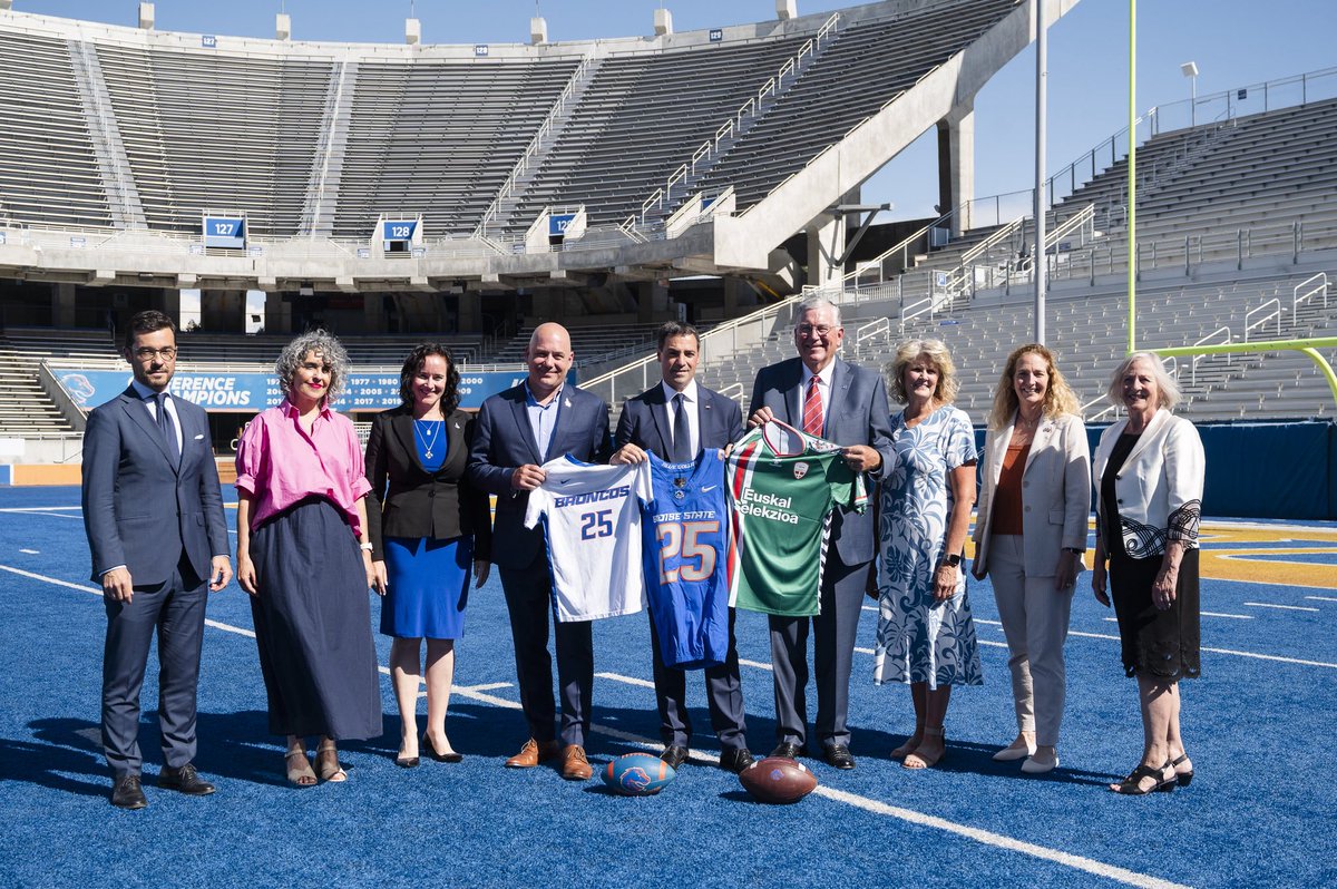 ❤️💚🤍🤝 Lehendakariak Euskal Selekzioaren elastikoa eman dio Boiseneko Unibertsitateko errektoreari eta Idahoko gobernadoreordeari. Kultur arteko elkarlana eta kirolaren bidezko lotura.
📸📍Albertsons Stadium (Idaho) <a href="/Irekia/">IrekiaEJGV</a> 

#EuskalSelekzioa #EuskadiMunduan #Idaho #BoiseState