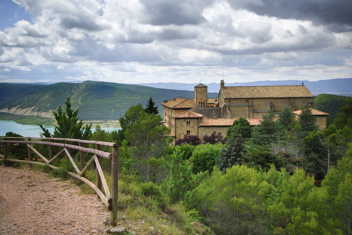 📍 Recomendación #DescubrirNavarra: El Monasterio de Leyre, un lugar de paz, canto gregoriano y vistas al embalse de Yesa.
Historia, arte y naturaleza a un paso de #Pamplona.
👉 acortar.link/rrxUwC
#Navarra #descubrirnavarra #viajar #turismo                  (Foto <a href="/maalru29/">M Angeles Albarrán</a>)