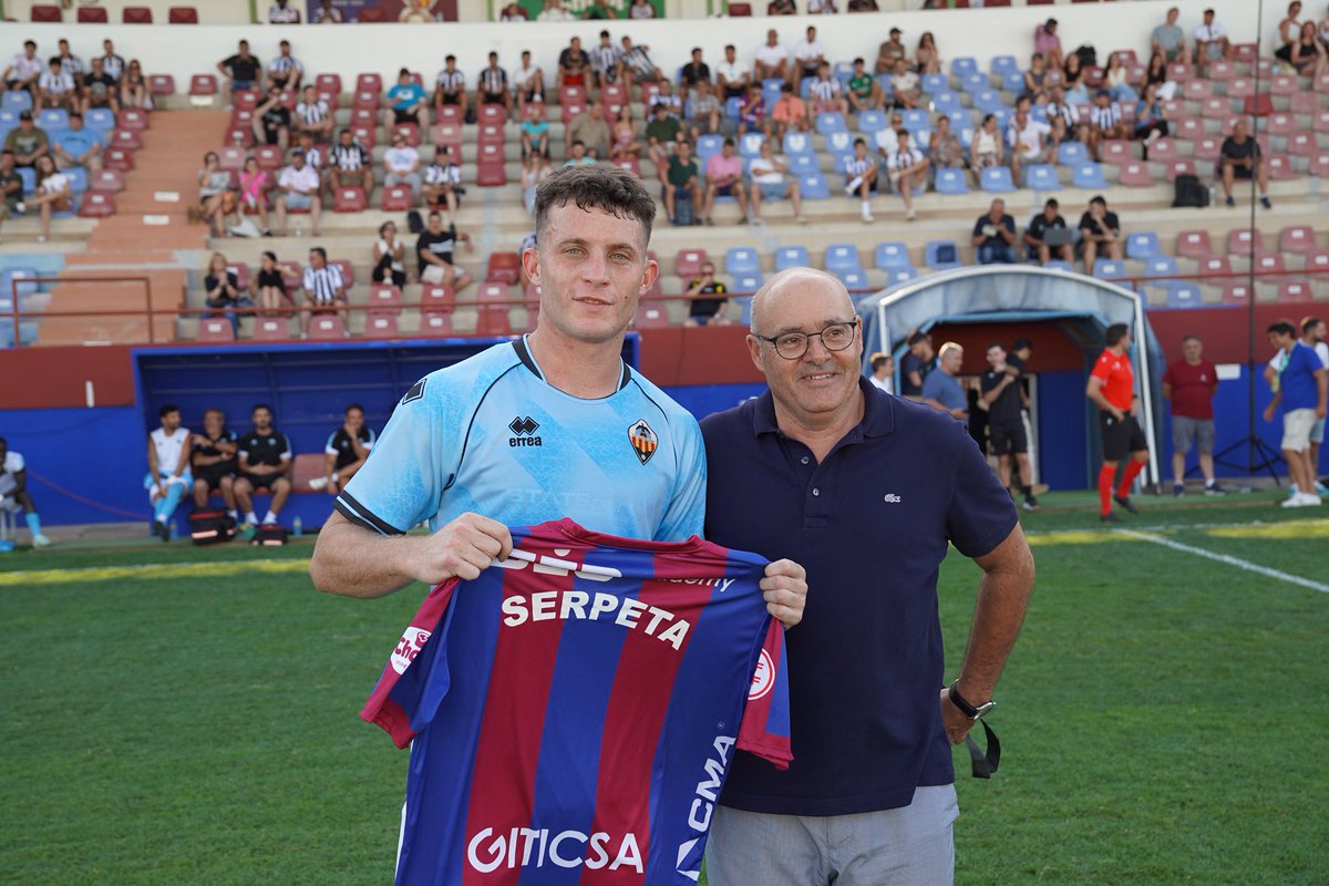 La <a href="/UDAlzira/">UD Alzira</a> hizo entrega de una camiseta a Serpeta por su pasado por nuestro fútbol base.
¡Mucha suerte Sergio!
—
La UD Alzira va fer lliurament d'una samarreta a Serpeta pel seu passat pel nostre futbol base.
Molta sort Sergio! 💙❤️

#UDAlzira | #ADNVenècia