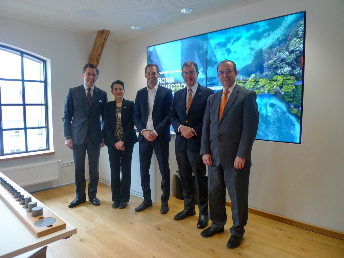 Con profunda pena supe del deterioro en la salud y el fallecimiento de mi colega de #ElSalvador, Julia Villatoro. Quienes la conocimos pudimos apreciar su profesionalismo y vocación de servicio. Sobre todo, su compañerismo y calidad humana. La echaremos de menos en #Austria.