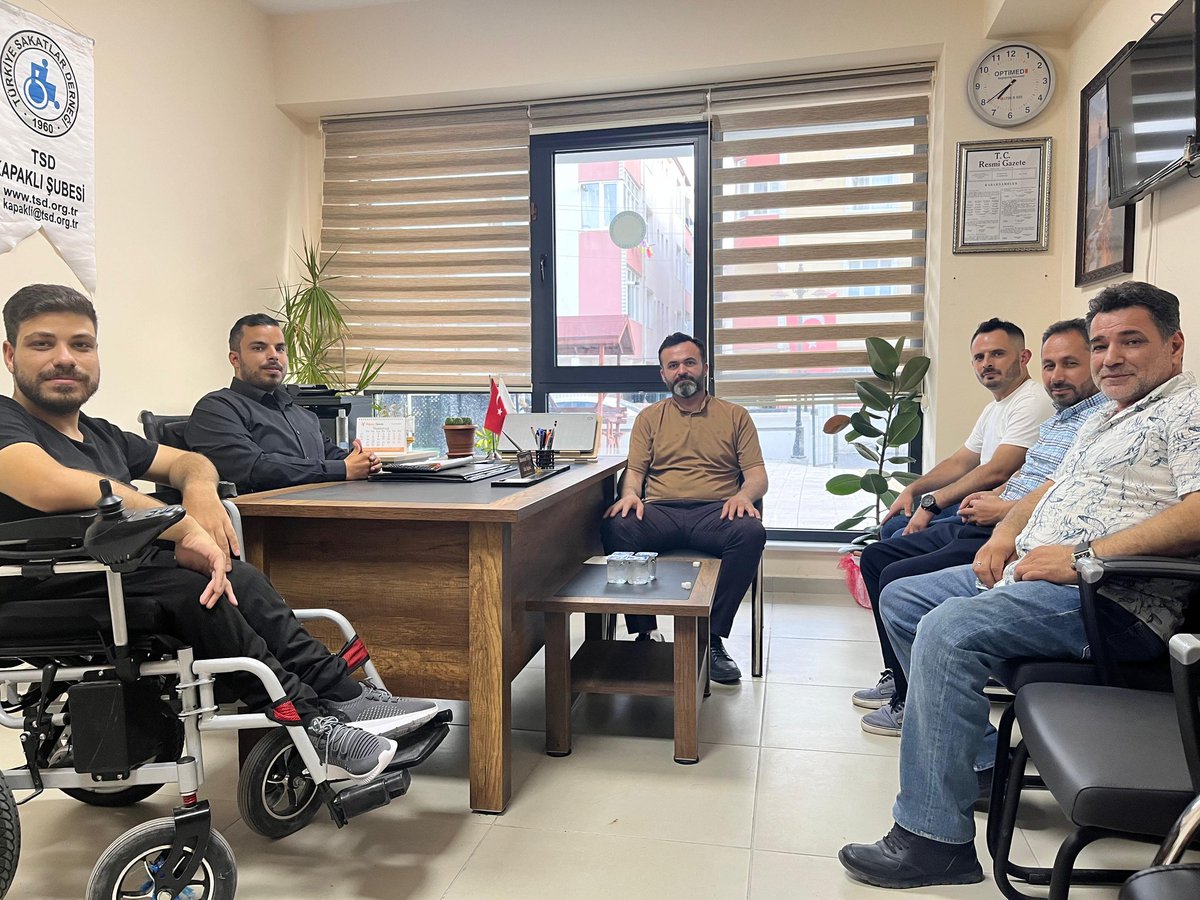 Türkiye Sakatlar Derneği Kapaklı Şube Başkanımız Muhammed Uygur ve kıymetli yönetim kurulu üyelerine Yeniden Refah Partisi Kapaklı ilçe Başkanı ve yönetimi olarak hayırlı olsun ziyaretinde bulunduk misafir perverliklerinden dolayı teşekkür ediyoruz.