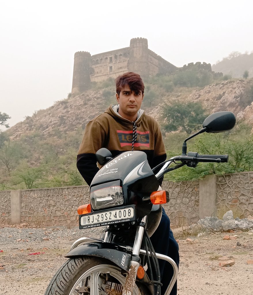 धूल चाहे कितनी भी ऊँची चली जाए,
मगर कभी आसमान को गंदा नहीं कर सकती 💯🌿

......... Mr. K§..............