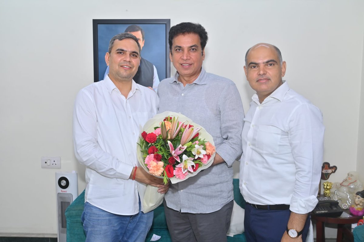 Delhi Congress (@incdelhi) on Twitter photo आज दिल्ली कांग्रेस अध्यक्ष <a href="/devendrayadvinc/">Devender Yadav</a> जी से इंडियन यूथ कांग्रेस के नव-नियुक्त महासचिव अजय चिकारा जी ने मुलाकात कर मार्गदर्शन प्राप्त किया।
#IYC #YouthCongress आज दिल्ली कांग्रेस अध्यक्ष <a href="/devendrayadvinc/">Devender Yadav</a> जी से इंडियन यूथ कांग्रेस के नव-नियुक्त महासचिव अजय चिकारा जी ने मुलाकात कर मार्गदर्शन प्राप्त किया।
#IYC #YouthCongress