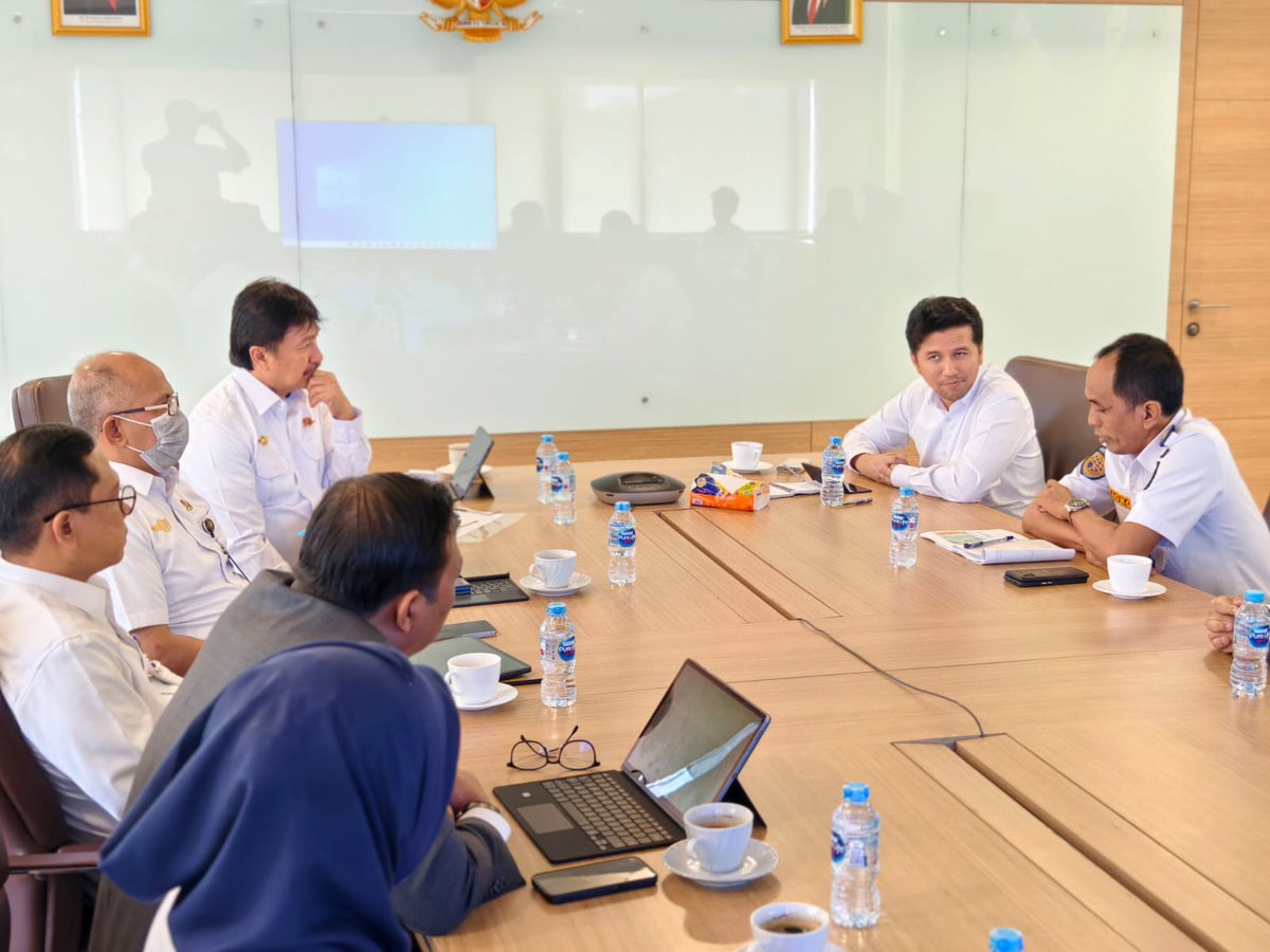 Wagub Jatim, Emil Elestianto Dardak, audiensi ke kantor Kemenhub bahas operasional Bandara Dhoho Kediri. Bandara yg sanggup layani Boeing 777-300ER dan Airbus A380 ini nntinya diplot sbg penerbangan umroh 3–4 kali per bln dan pusat konektivitas dalam negeri wilayah selatan Jatim