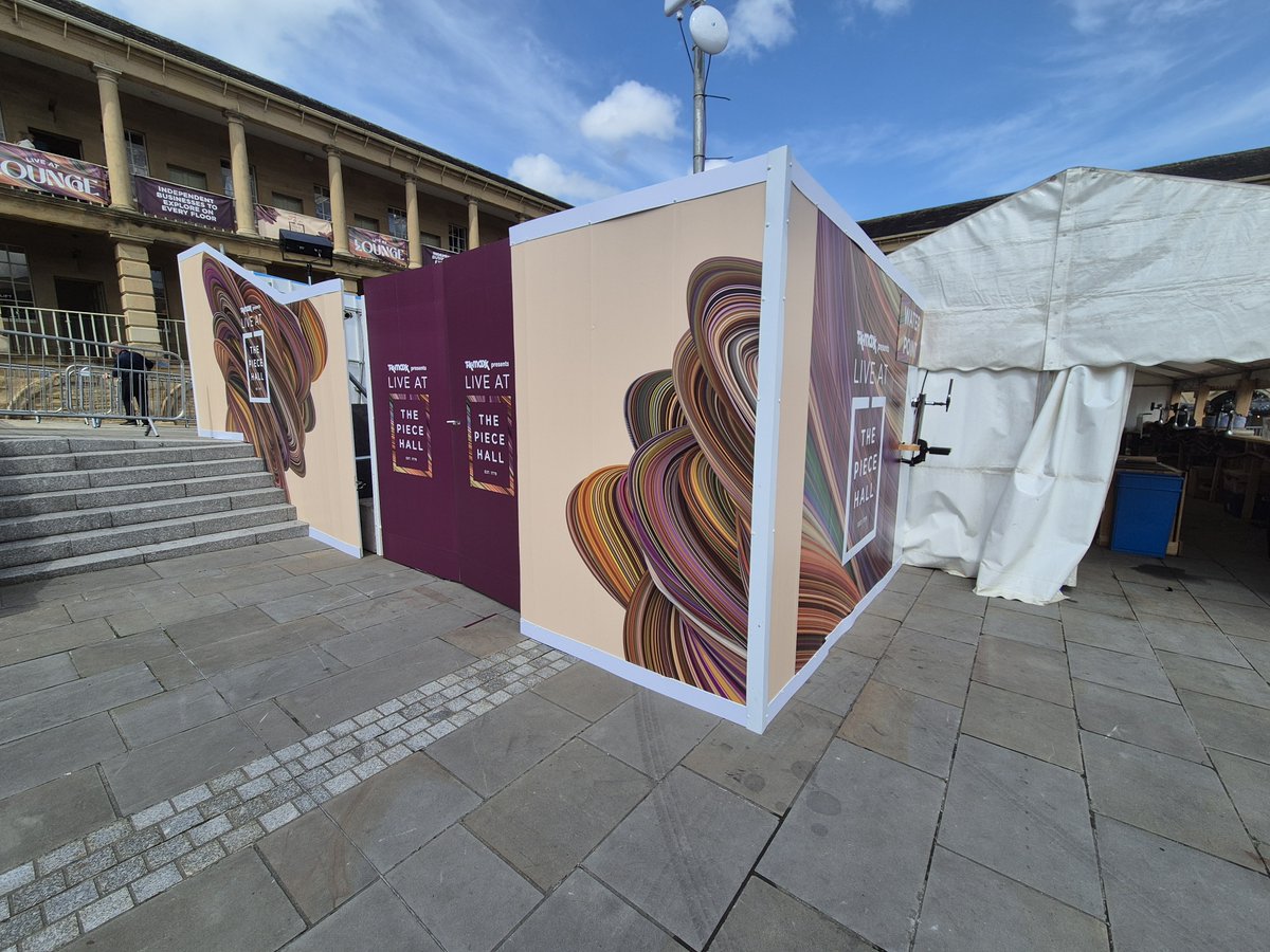 KwikKlikSystems's tweet photo. Becoming an outdoor music venue, Piece Hall hosts artists like Paul Heaton &amp; Faithless. We’re proud to help with this transformation with hoardings creating secure zones and graphics providing the backdrop and communicating key information.

Happy Yorkshire Day!

#YorkshireDay https://t.co/R6ZCa0O09C