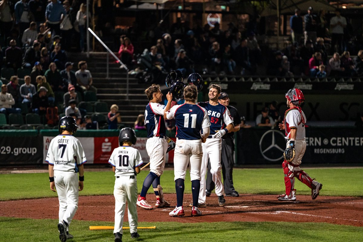 baseballczech_'s tweet image. 𝑻𝒉𝒖𝒓𝒔𝒅𝒂𝒚 𝒏𝒊𝒈𝒉𝒕 𝒊𝒏 𝑹𝒆𝒈𝒆𝒏𝒔𝒃𝒖𝒓𝒈 ✔️👨‍🍳

🇨🇿🇩🇪

#baseballczech #germanseries 📸 Tomáš Icík