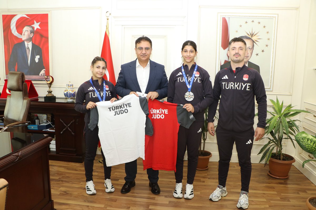 T.C. Sancaktepe Kaymakamlığı (@tc_sancaktepe) on Twitter photo 🔷️ 26-28 Haziran 2025 tarihlerinde Kuzey Makedonya’da düzenlenen Avrupa Şampiyonası’nda Gümüş madalya alarak ülkemizi gururlandıran sporcularımız, Kaymakamımız <a href="/naifyavuz/">Naif Yavuz</a>’u ziyaret etti.
📌 Ziyaretten duyduğu memnuniyeti dile getiren Kaymakam Naif Yavuz, başarılarıyla ilçemizi 🔷️ 26-28 Haziran 2025 tarihlerinde Kuzey Makedonya’da düzenlenen Avrupa Şampiyonası’nda Gümüş madalya alarak ülkemizi gururlandıran sporcularımız, Kaymakamımız <a href="/naifyavuz/">Naif Yavuz</a>’u ziyaret etti.
📌 Ziyaretten duyduğu memnuniyeti dile getiren Kaymakam Naif Yavuz, başarılarıyla ilçemizi