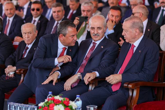 Türkiye’de muhalafet sorunu yoktur. Özgür Özel’in insanlara balık hafızalılar gibi davranma sorunu vardır. 

Adam, Tayyip Erdoğan’ı CHP genel merkezine çağırmış, o da yetmemiş gibi “Mesir Macunu” hediye etmiş. CHP üyelerinin bilgilerini MİT’e teslim etmiş, CHP milletvekillerini