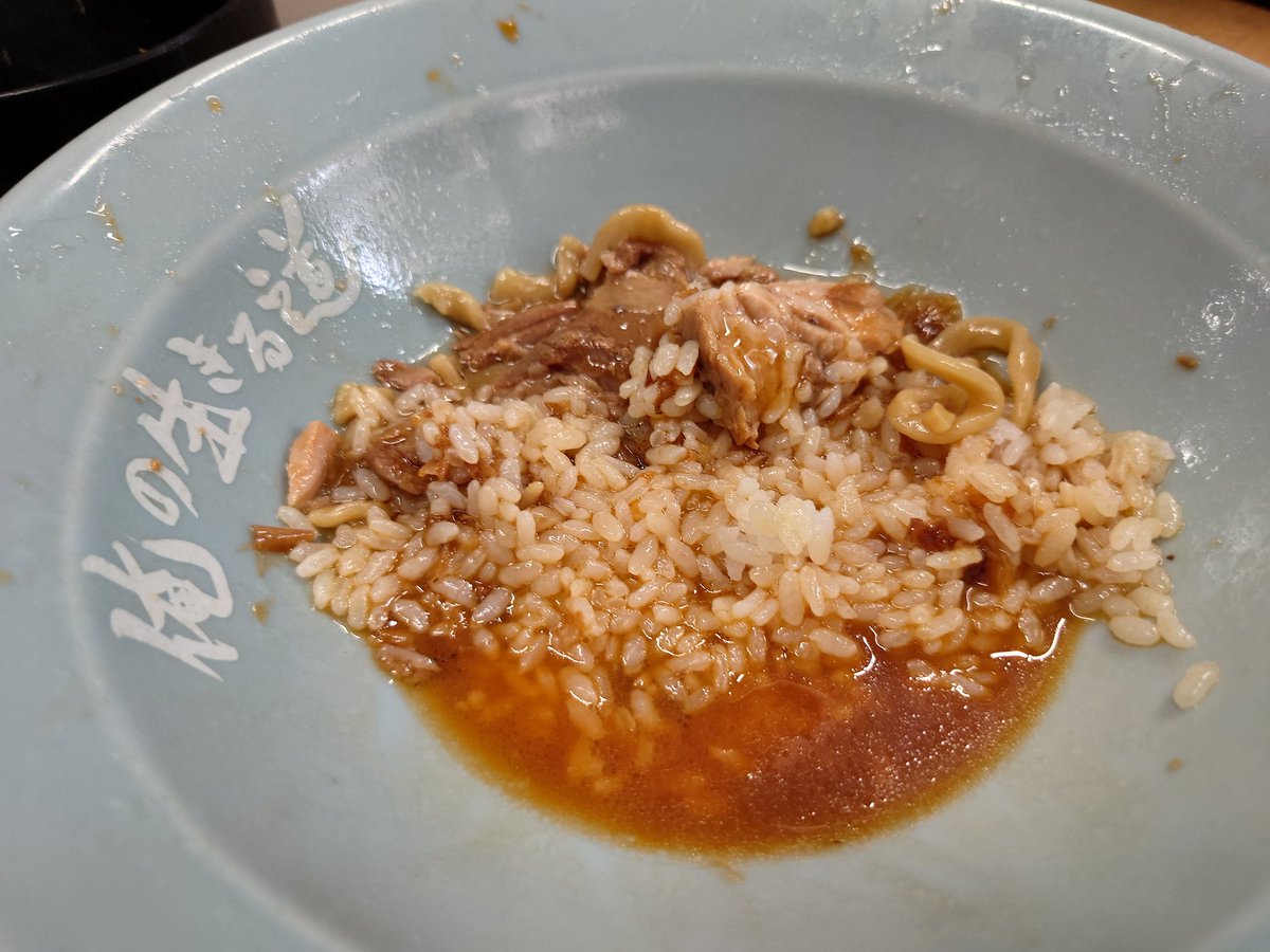 gassy_t's tweet photo. 俺の生きる道さんに行ってきました
限定のTKMを追い飯と別皿アブラトッピングして頂きました
食べ始めは一寸薄いかなと思ったが
食べ進めると丁度良くレモンの味変も最高です
最後は残していた追い飯にアブラをかけてフィニッシュ
大変美味しく頂きました
素敵な１杯ありがとうございました https://t.co/7urkd87TLt