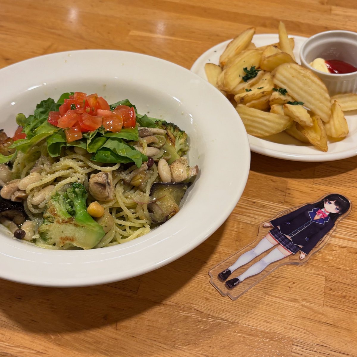 美兎……よくばりジェノベーゼパスタとVポテトだよ……
