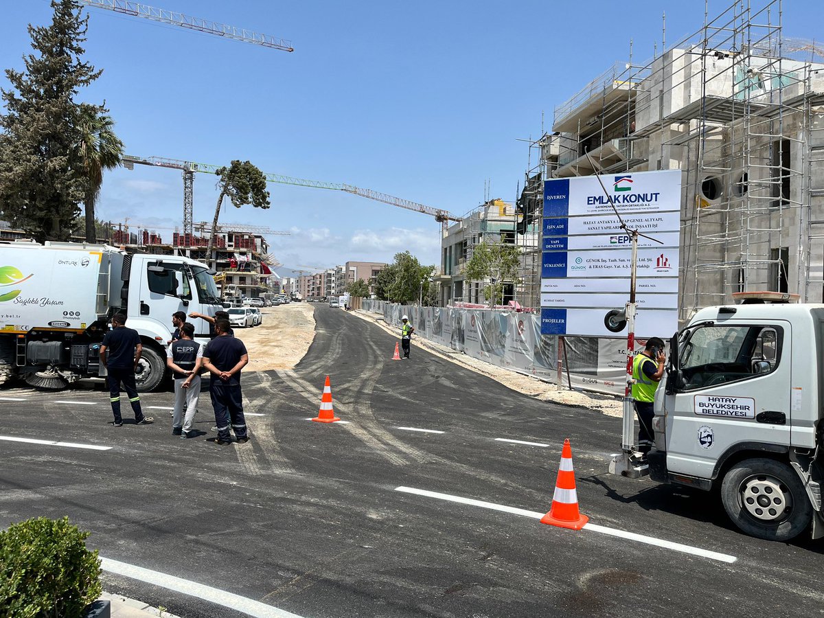 Hatay Atatürk Caddesi, Murat Kurum'un ziyareti sebebiyle 6 Şubat depremlerinden bu yana ilk kez asfaltlandı. 

(Mustafa Dilek)