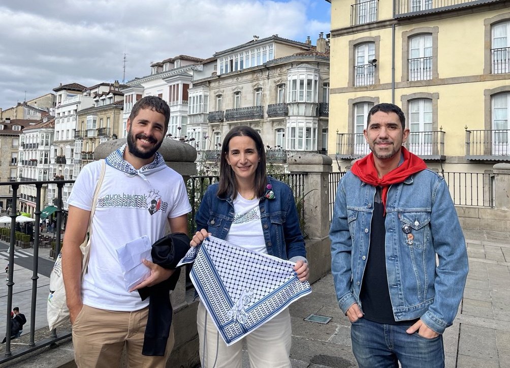 Elkarrekin Vitoria-Gasteiz (@elkarrekinvg) on Twitter photo Hemos cedido los pases de nuestro grupo municipal para la balconada de la bajada de #Celedón a <a href="/GureHaurrak/">Gure haurrak ere badira</a> para que se visibilice también en #laBlanca25 la causa palestina #palestinafree Hemos cedido los pases de nuestro grupo municipal para la balconada de la bajada de #Celedón a <a href="/GureHaurrak/">Gure haurrak ere badira</a> para que se visibilice también en #laBlanca25 la causa palestina #palestinafree