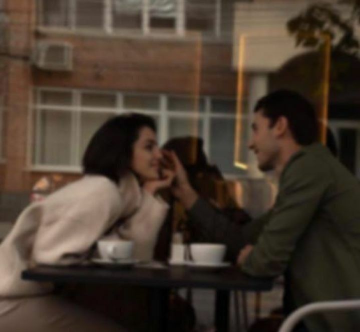 Aylardan Ağustos,
günlerden ne unuttum 
Ve ben seni çok özledim.