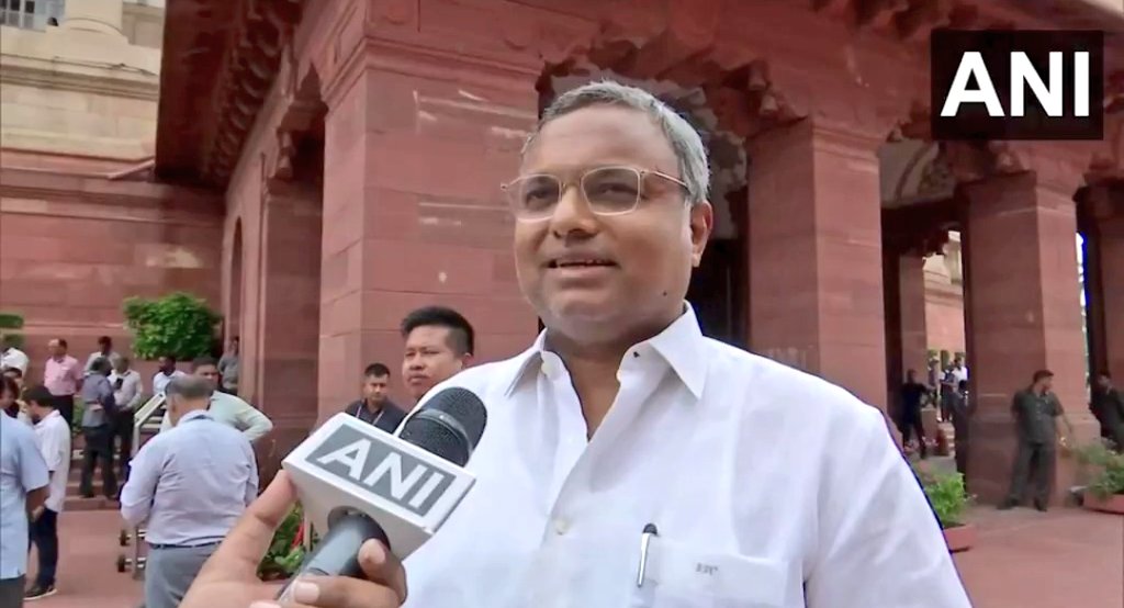 🚨 SHASHI THAROOR : Indian economy is not dead. You know it. 

KARTI P CHIDAMBARAM : Anybody who tracks Donald Trump will know that he makes flipping comments about everybody.

"Let us not take it seriously. I have been following him since 90s He is a showman. He is unorthodox