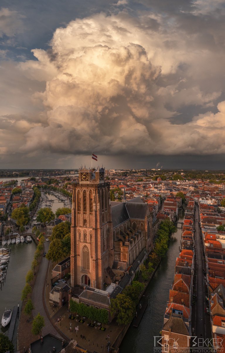 Machtige wolkenpartijen van een wegtrekkende bui boven de grote kerk van Dordrecht😃