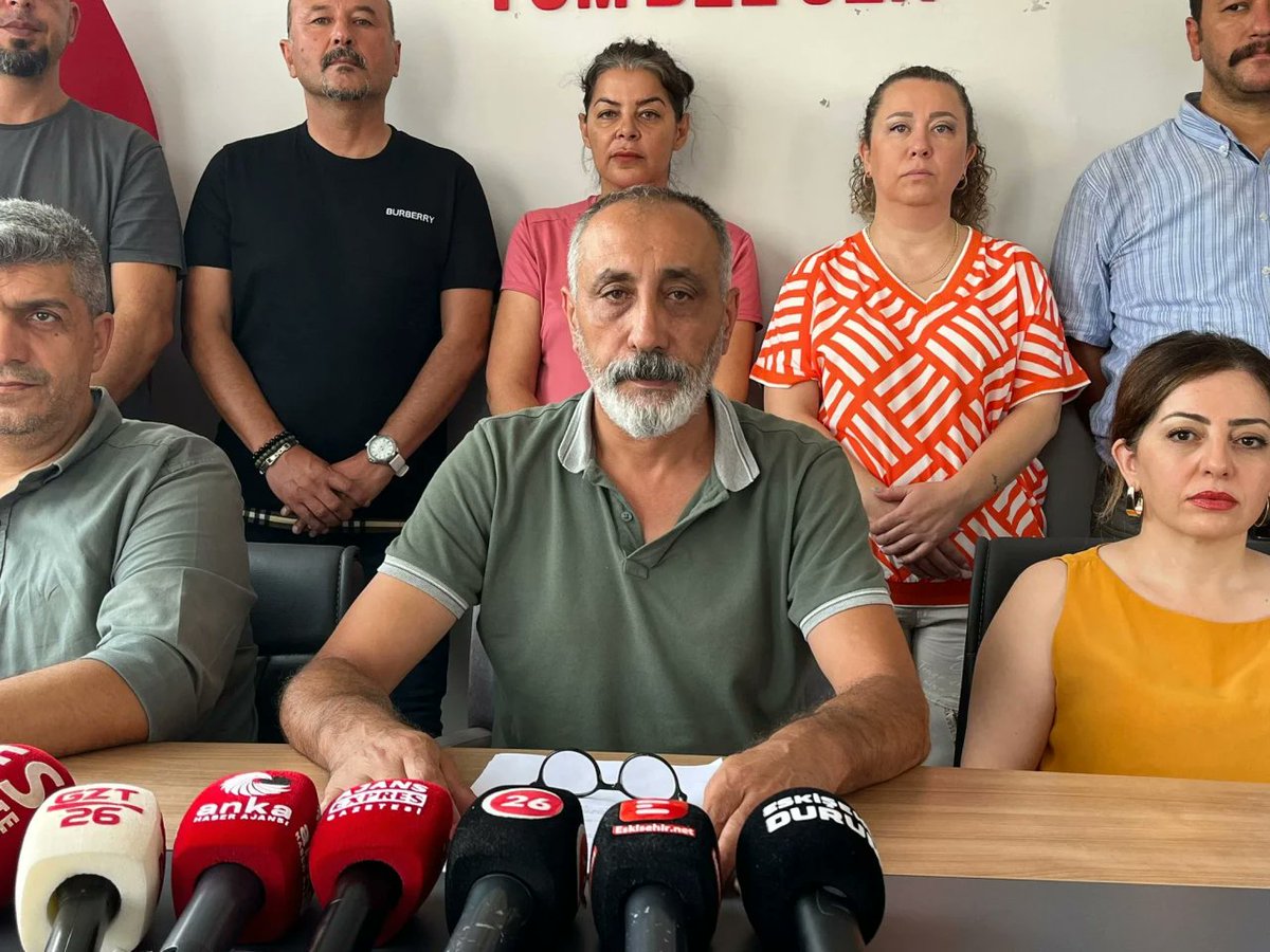 KESK Eskişehir Şubeler Platformu’ndan grev yasağına tepki

eskisehirdurum.com/eskisehir-gund…

#KeskEskişehirŞubelerPlatformu #TürkiyeMadenİşSendikası #GrevKararı #CumhurbaşkanıKararı