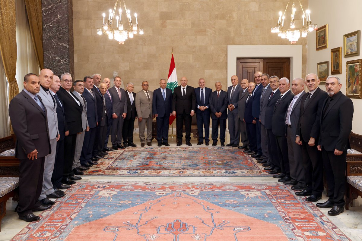 الرئيس عون خلال لقائه "رابطة قدماء القوى المسلحة اللبنانية":
سأكون سندًا وداعمًا لمطالبكم، ورأس حربة في سبيل تحصيل حقوقكم