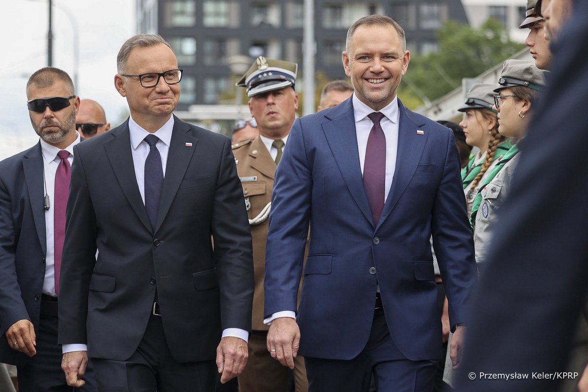 Kancelaria Prezydenta (@prezydentpl) on Twitter photo Prezydent <a href="/AndrzejDuda/">Andrzej Duda</a> i Prezydent elekt <a href="/NawrockiKn/">Karol Nawrocki</a> na warszawskiej Woli.
Cieszę się, że bierzemy wspólnie udział w tej uroczystości. Mam nadzieję, że Prezydent elekt <a href="/NawrockiKn/">Karol Nawrocki</a> będzie kontynuował to piękne dzieło upamiętnienia - Prezydent <a href="/AndrzejDuda/">Andrzej Duda</a>. Prezydent <a href="/AndrzejDuda/">Andrzej Duda</a> i Prezydent elekt <a href="/NawrockiKn/">Karol Nawrocki</a> na warszawskiej Woli.
Cieszę się, że bierzemy wspólnie udział w tej uroczystości. Mam nadzieję, że Prezydent elekt <a href="/NawrockiKn/">Karol Nawrocki</a> będzie kontynuował to piękne dzieło upamiętnienia - Prezydent <a href="/AndrzejDuda/">Andrzej Duda</a>.