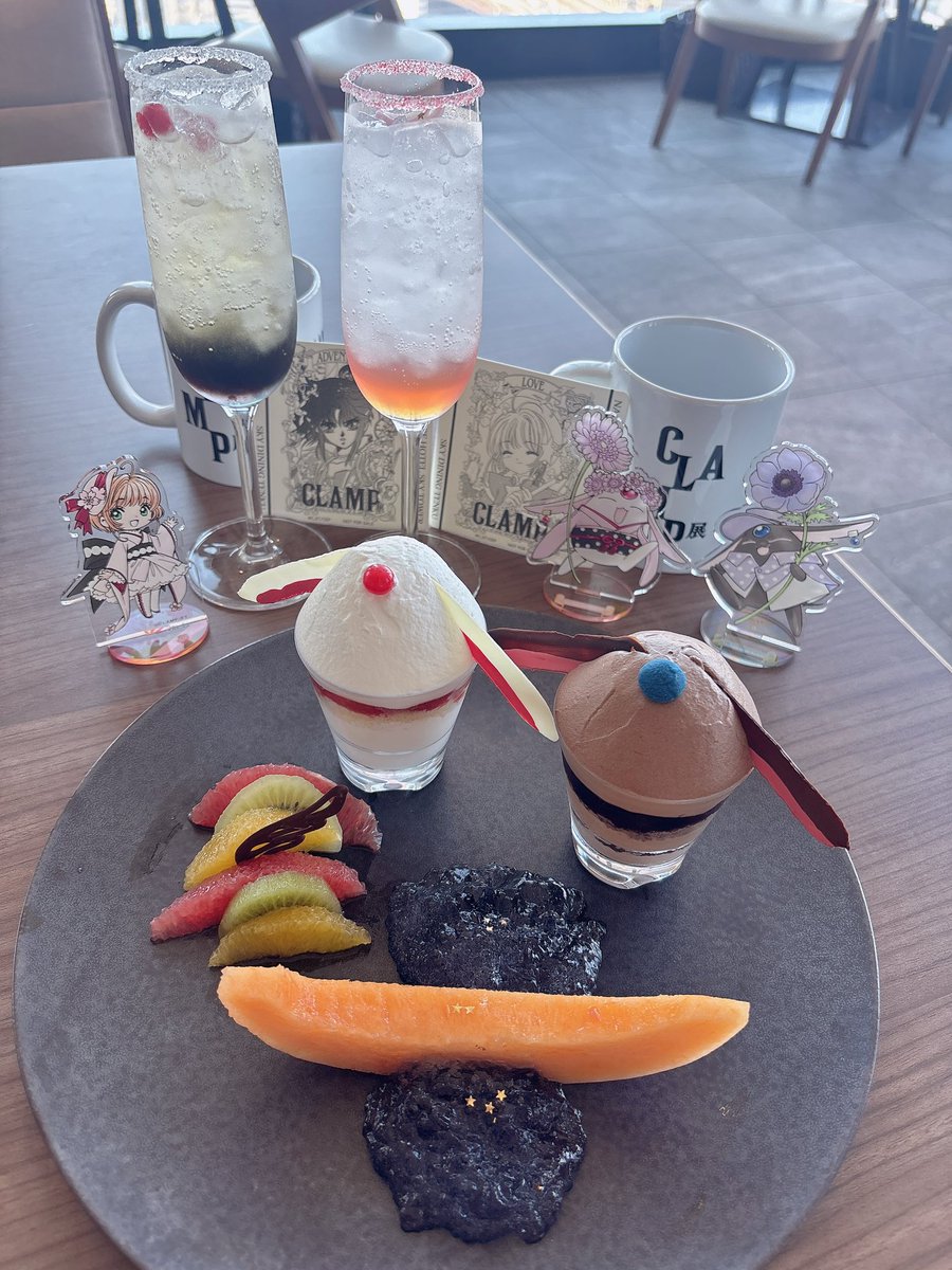 yumachandau's tweet image. CLAMP展×名古屋プリンスホテルコラボ🤍スイーツプレートとドリンク！ソエルとラーグのミニパフェ？生クリームたっぷりで最高だった🥹🤍さくらちゃんのコースターもかわいい🥰私は泊まるのまだ先だけど…お部屋チラ見させてもらった( *´艸`)クッションかわいかった〜😍