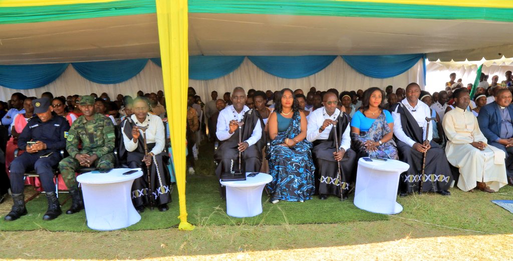 Mu karere ka #Rusizi kimwe n'ahandi mu gihugu hari kwizihizwa umunsi w'umuganura ku nsanganyamatsiko igira iti: umuganura isoko y'ubumwe n'ishingiro ryo kwigira." Ku rwego rw'Akarere wizihirijwe mu murenge wa #Nzahaha aho abayobozi banyuranye  b'akarere bifatanyije n'abaturage.