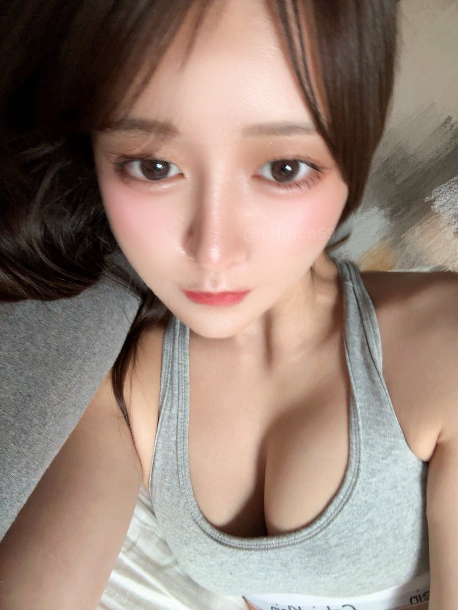 あんまりおっきくないけど良い...？

 #おっぱいの日