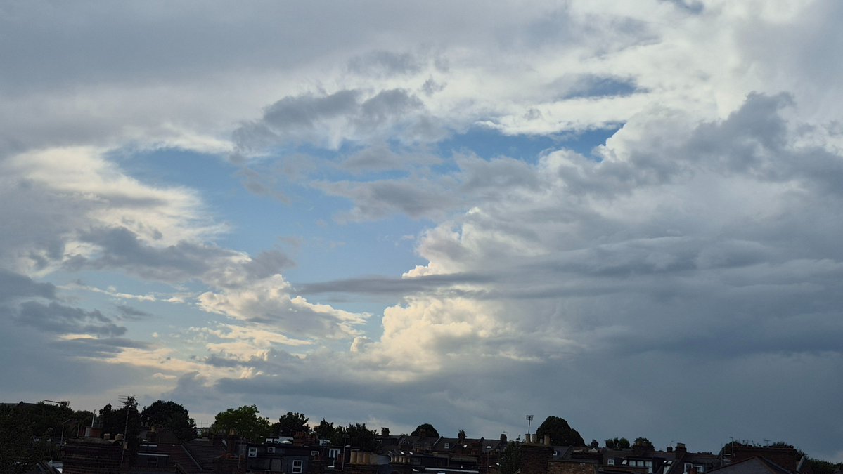 Sky in London yesterday. Lots of activities ✨️🛸🌌
Veils dissolving, sky open.
Energy from this cloud was otherworldly, people were stopping to make pictures. Everything was still and quiet. And this beautiful healing pink light everywhere....
Codes pouring in. Mobile space