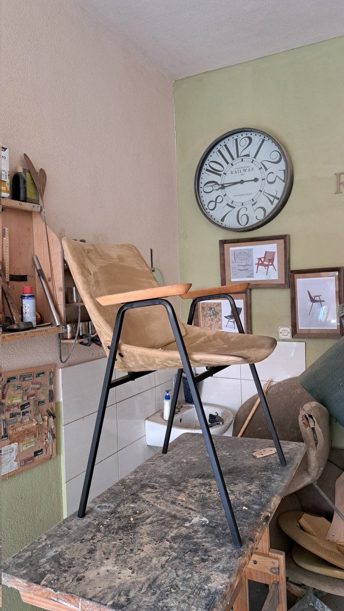 A danas na radnom stolu još jedna, ko zna koja po redu, stolica Lupina. 
U tu čast uramili smo i okačili na zid radionice baš fotografiju Lupine, sa još par kultnih modela velikog Nike Kralja.