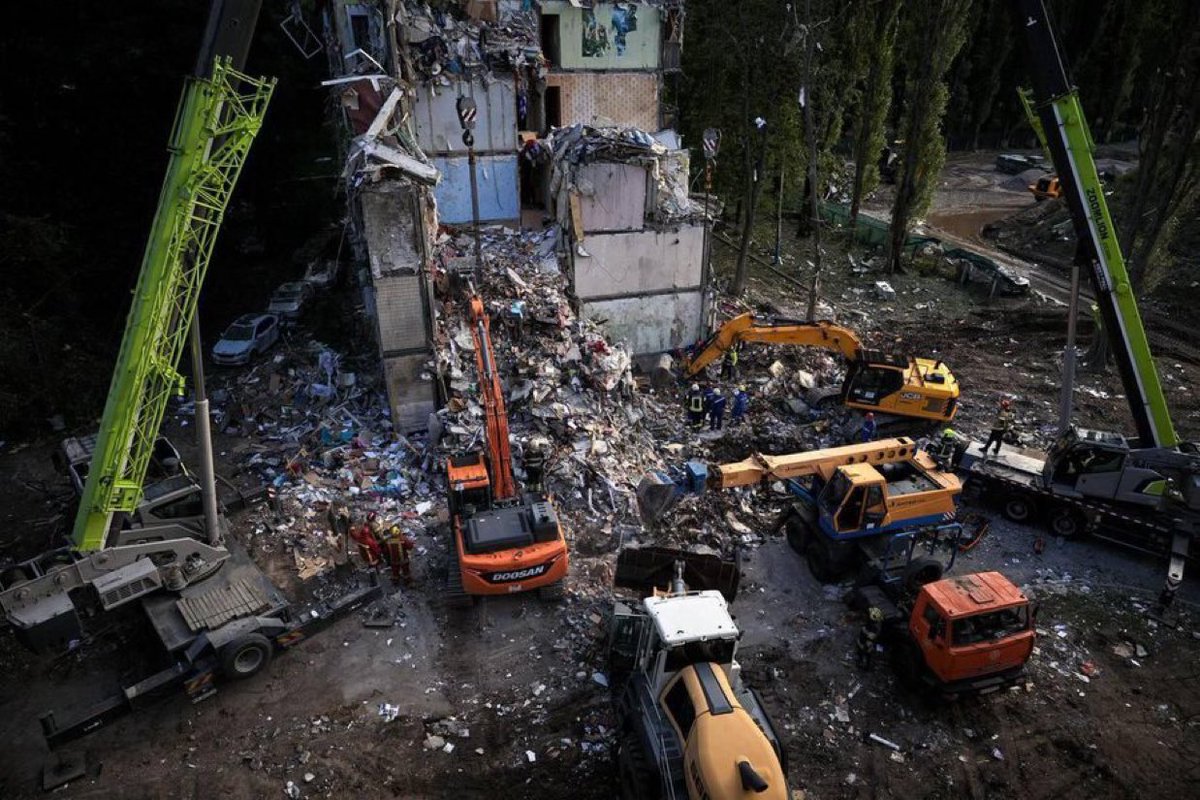 Konečný součet obětí včerejšího útoku na Kyjev je děsivý. Bylo zavražděno 31 lidí. Mezi nimi bylo bohužel 5 dětí, nejmladšímu byly dva roky. Každý kdo Rusko hájí, každý kdo tvrdí, že Putina musíme chápat a bavit se s ním, každý takový člověk zaslouží nejhlubší opovržení.