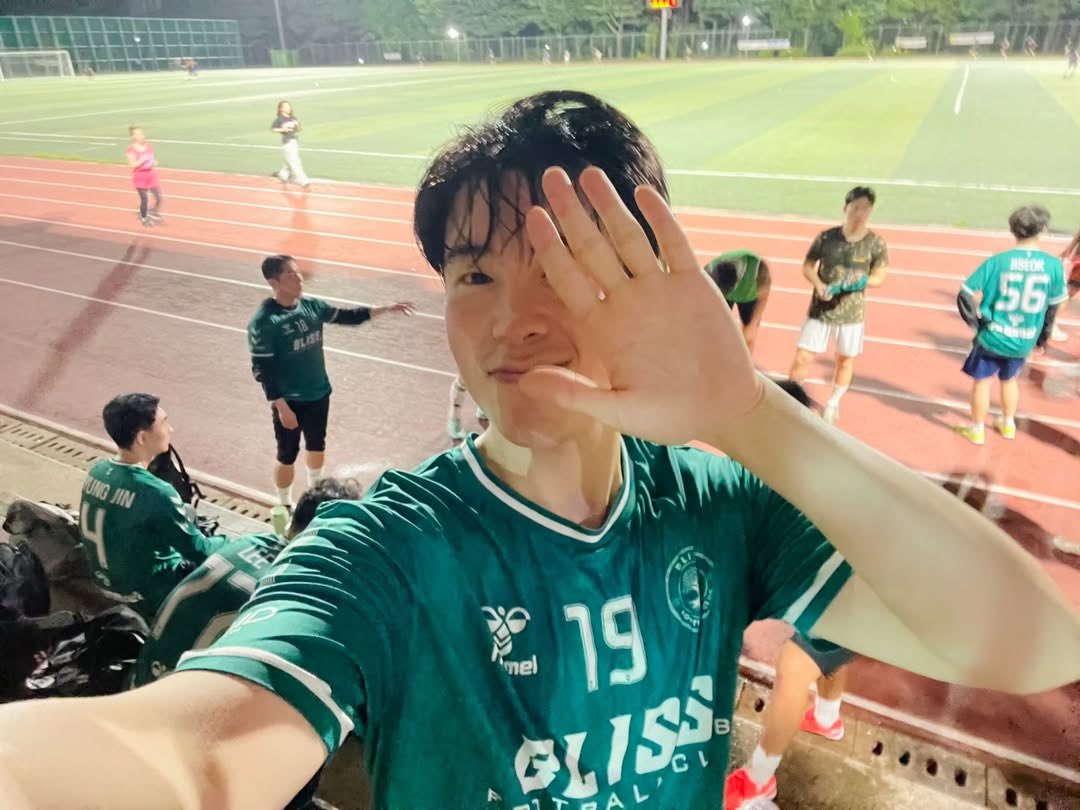 PYOO2O2's tweet image. 팬걸들 보여주려고 땀범벅에 뒤에 사람들이 보고있든 말든 꿋꿋이 셀카 찍어준거 호감