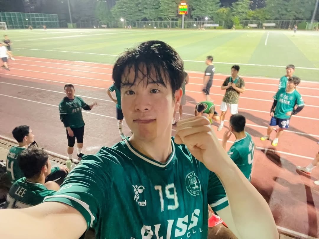 PYOO2O2's tweet image. 팬걸들 보여주려고 땀범벅에 뒤에 사람들이 보고있든 말든 꿋꿋이 셀카 찍어준거 호감