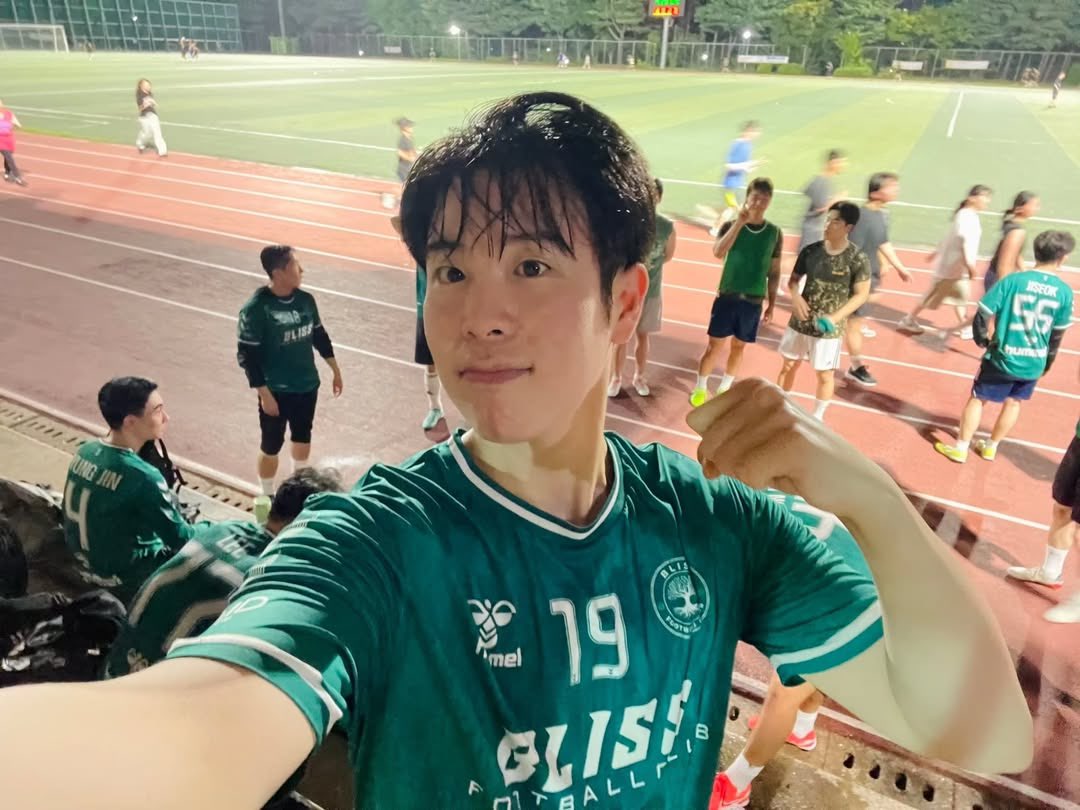 PYOO2O2's tweet image. 팬걸들 보여주려고 땀범벅에 뒤에 사람들이 보고있든 말든 꿋꿋이 셀카 찍어준거 호감